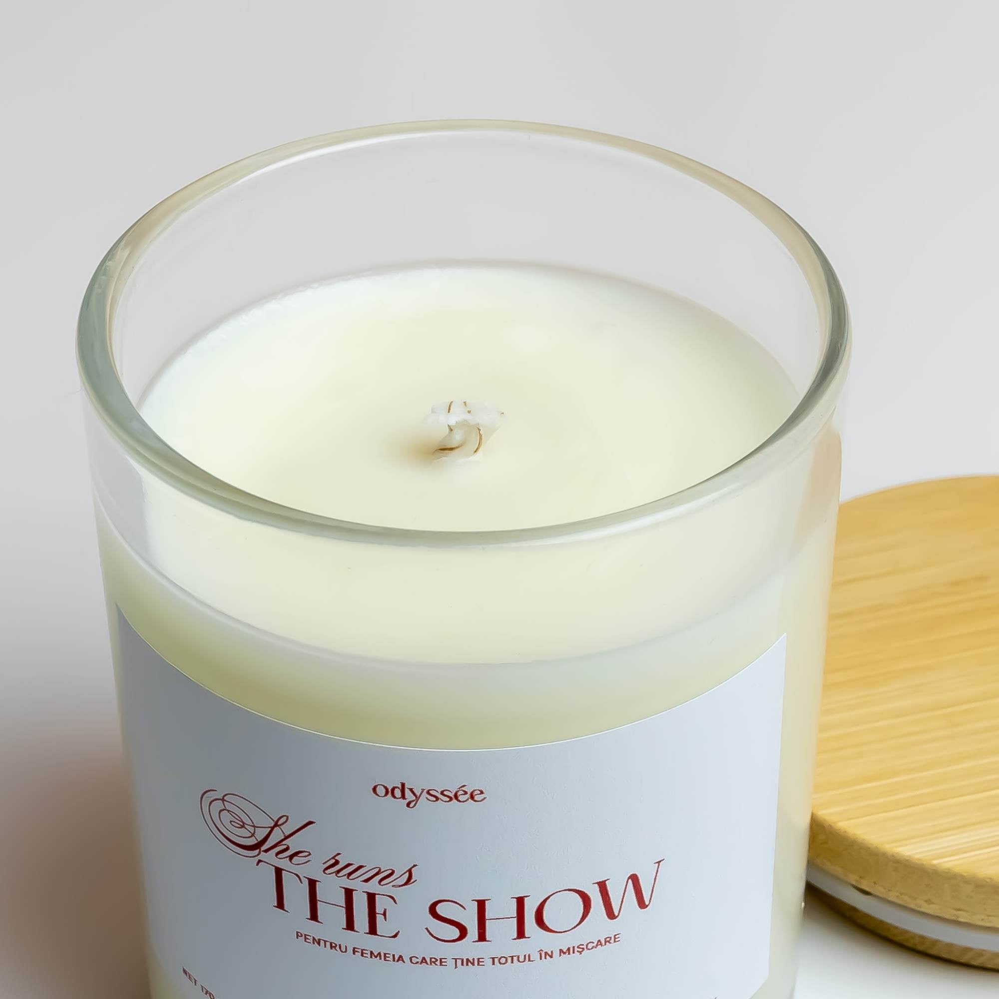 She-runs-the-show-lumanare-parfumata-handmade-ceara-soia-naturala-odysseecandles-3_c05f7816-025d-4b29-899c-4245e1e0ae0c.jpg
