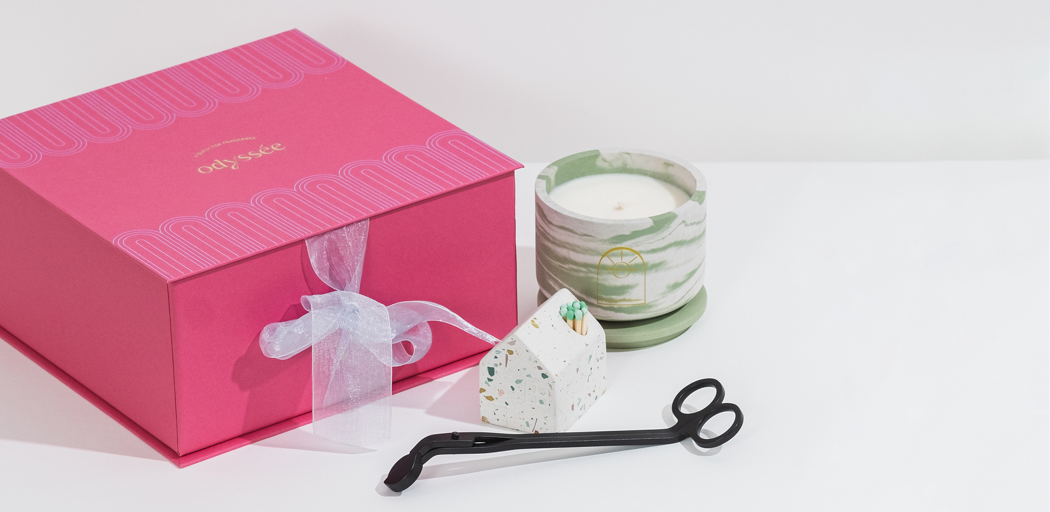 set cadou odyssee cutie roz lumanare parfumata beton verde casuta cassa chibrituri foarfeca fitil neagra metalica